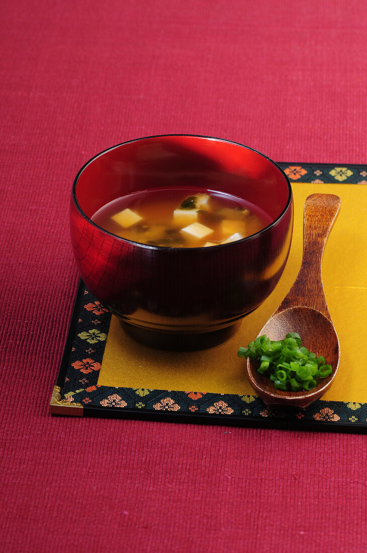 Sushi-Bar, Miso-Suppe mit Tofu und Frühlingszwiebeln, Holzlöffel