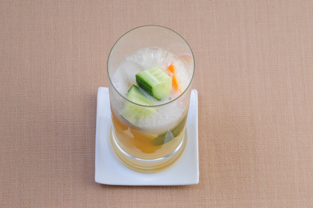 Sushi-Bar, Kombucha-Gurken- Cooler mit Eiswürfel und Orange