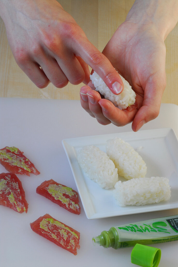 Sushi-Bar, Nigiri-Sushi: Reis mit Händen formen, Step 2
