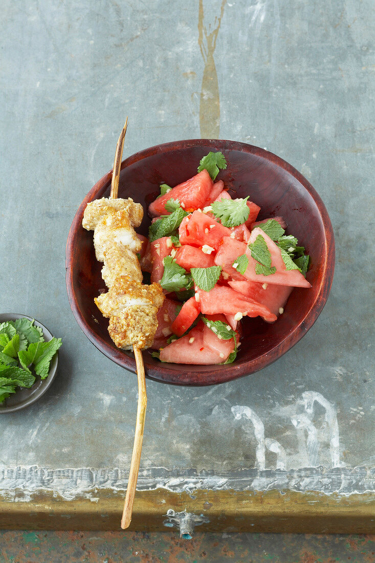 Wassermelonensalat mit Seeteufelspiess