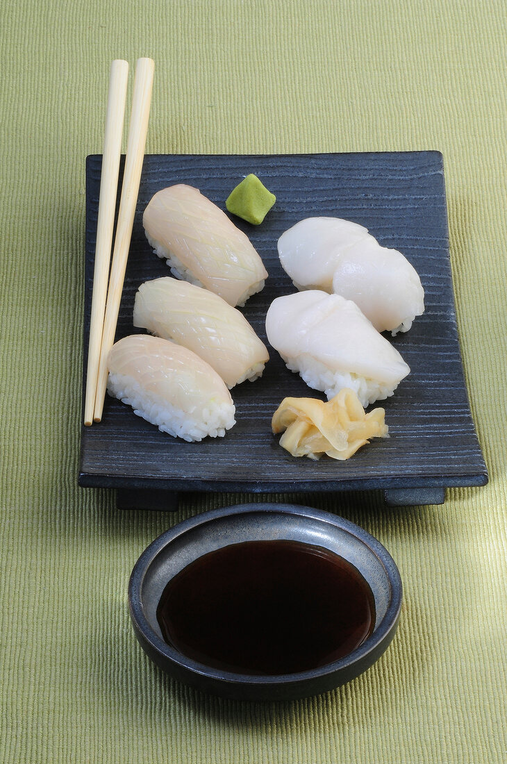 Sushi-Bar, Nigiri mit Tintenfisch, Nigiri mit Jakobsmuscheln
