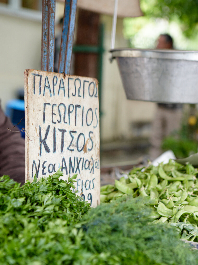 Petersilie und Erbsenschoten auf Markt, Pilion, Griechenland.