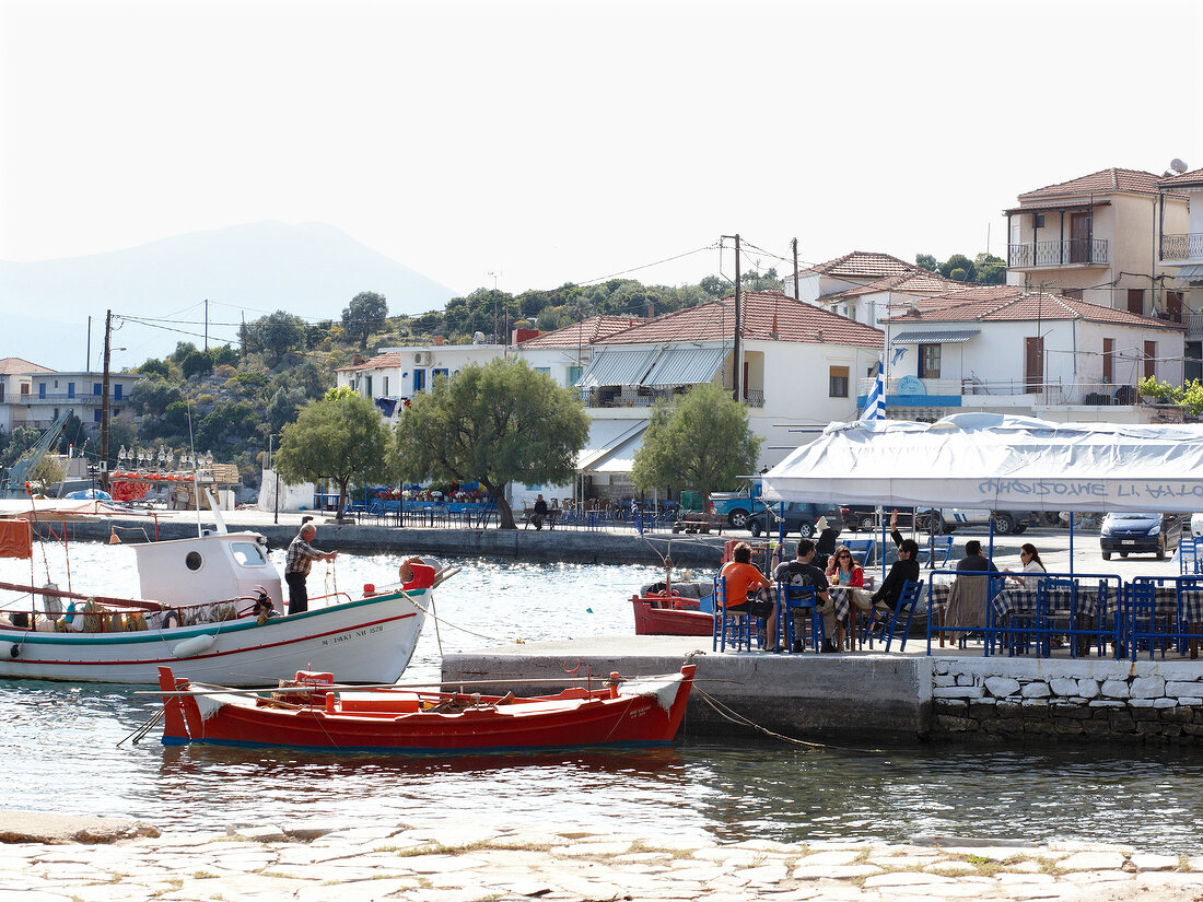 Fischerboot legt im Hafen an, Rest- aurant, Pilion, Griechenland.