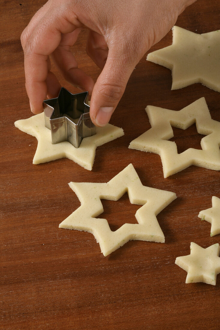 Weihnachtsbäckerei, Sterne Step 2: Sterne ausstechen