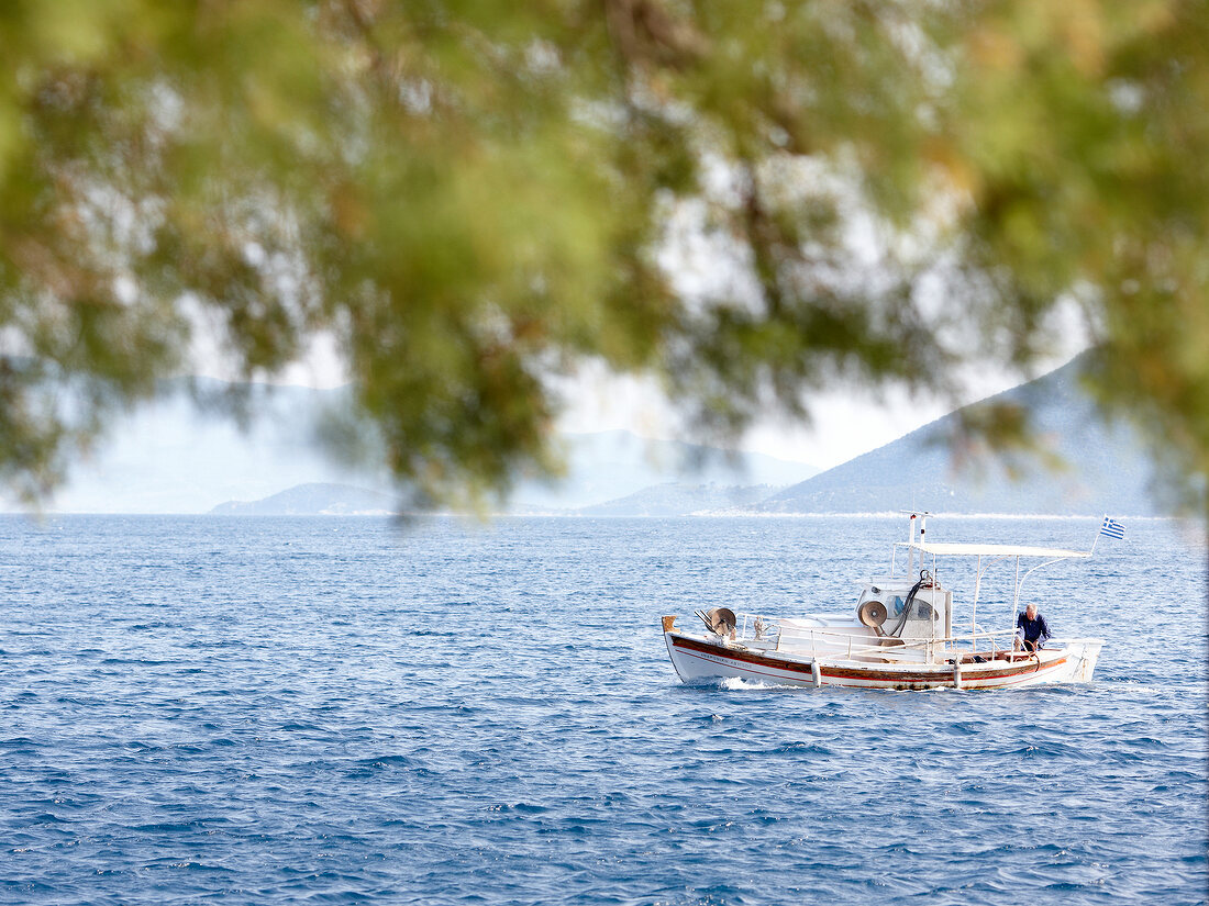 Kleines Fischerboot fährt auf dem Meer, Pilion, Griechenland.