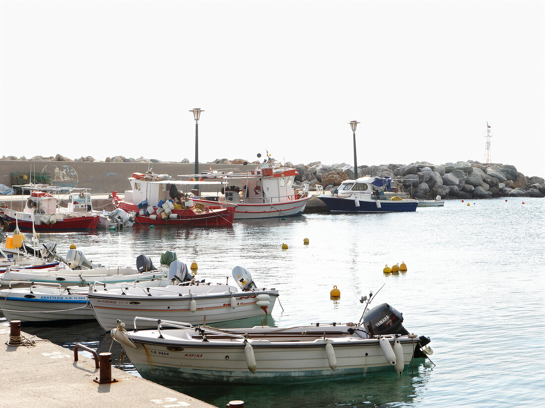 Fischerboote liegen am Steg im Hafen , Pilion, Griechenland.