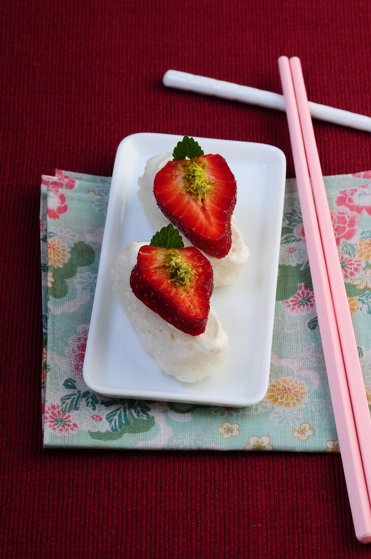 Sushi-Bar, Süße Sushi mit Erdbeeren und Pistazien