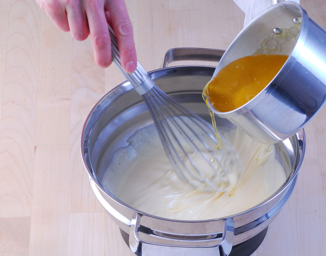 Kochbuch Nr. 1, Hollandaise Step 3: geklärte Butter zugeben