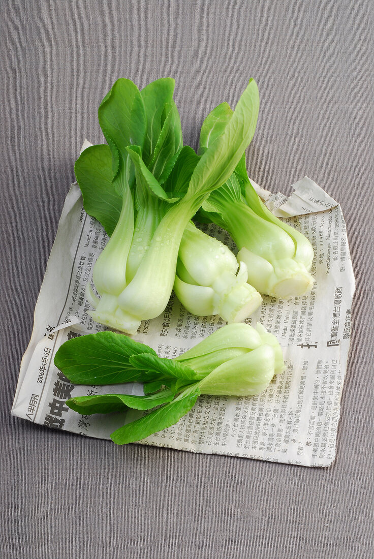 Wok, Pak Choi: Chinakohl auf Zeitungspapier