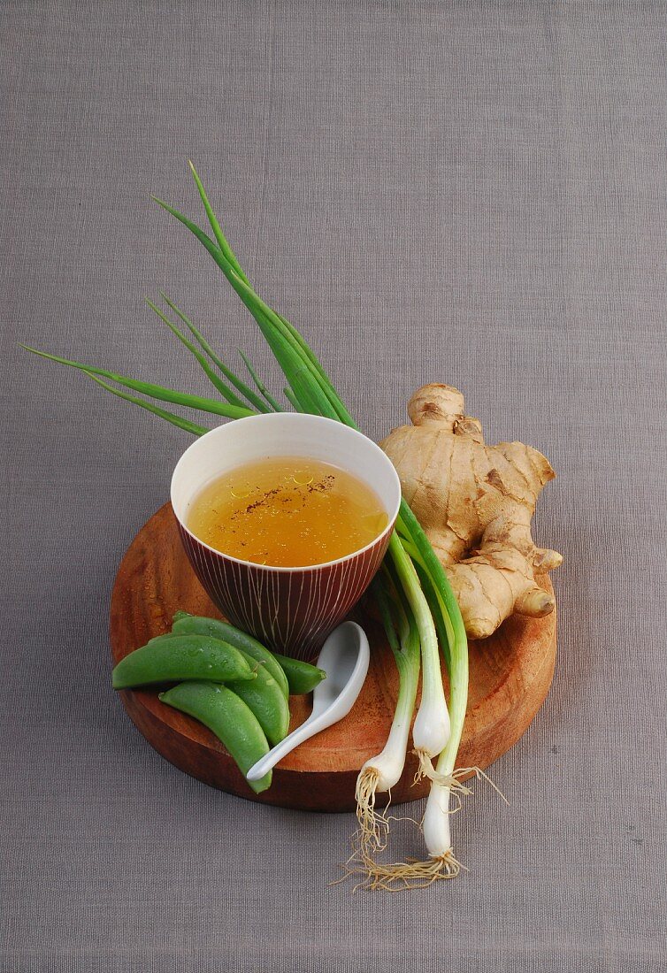 Zutaten für asiatische Suppe: Brühe, Gemüse & Ingwer
