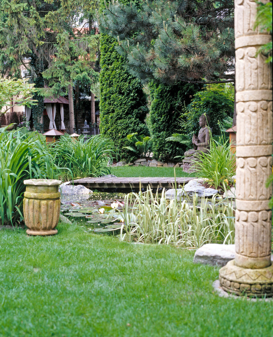 Gartenanlage mit asiatischem Flair: Teich, Steinfiguren, Pavillon