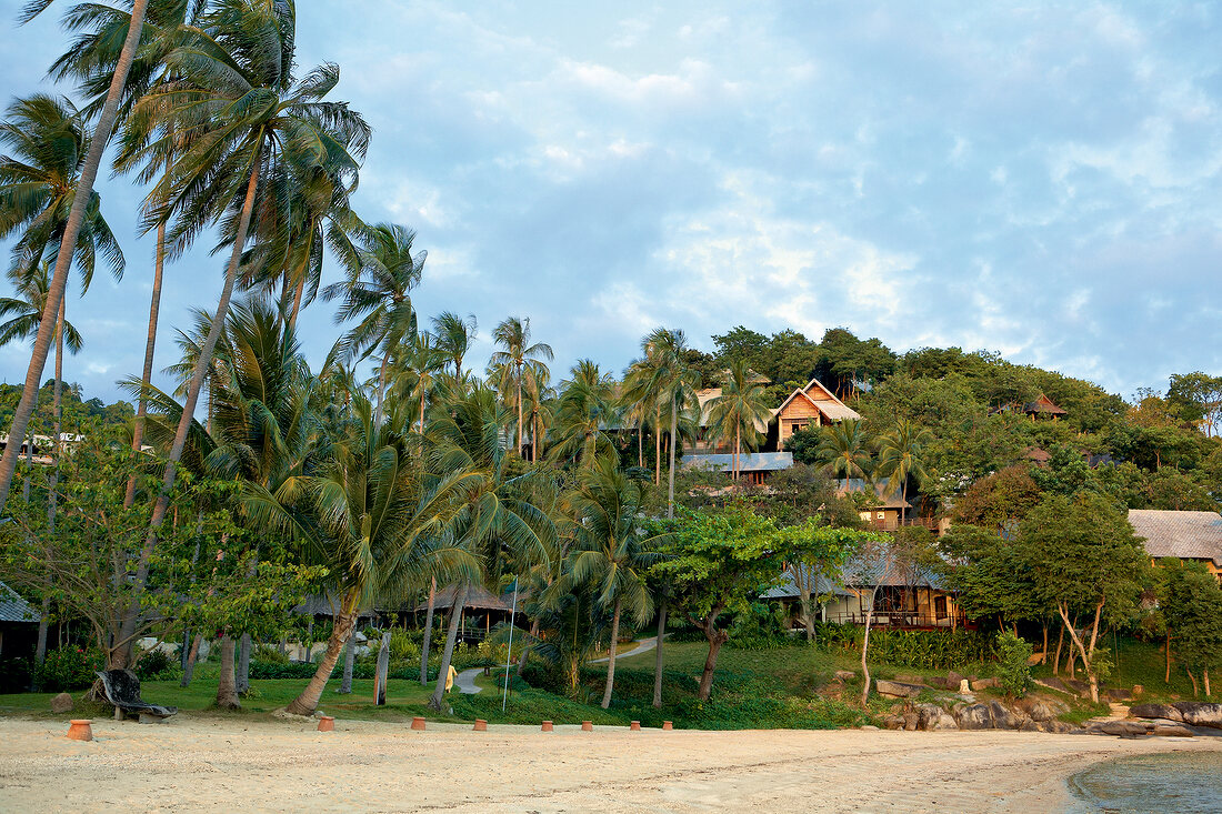 Blick auf Hotelanlage am Strand, Palmen, Thailand