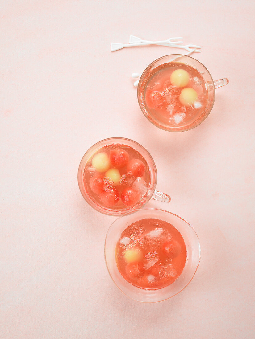 3 Gläser Melonen-Cranberry-Rhabar- ber-Bowle mit Eiswürfeln