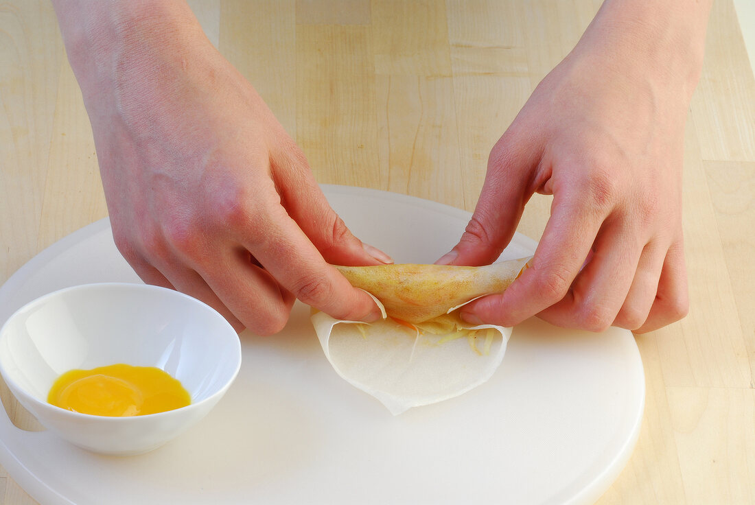 Wok, Frühlingsrollen: Füllung im Teig einwickeln, Step 3