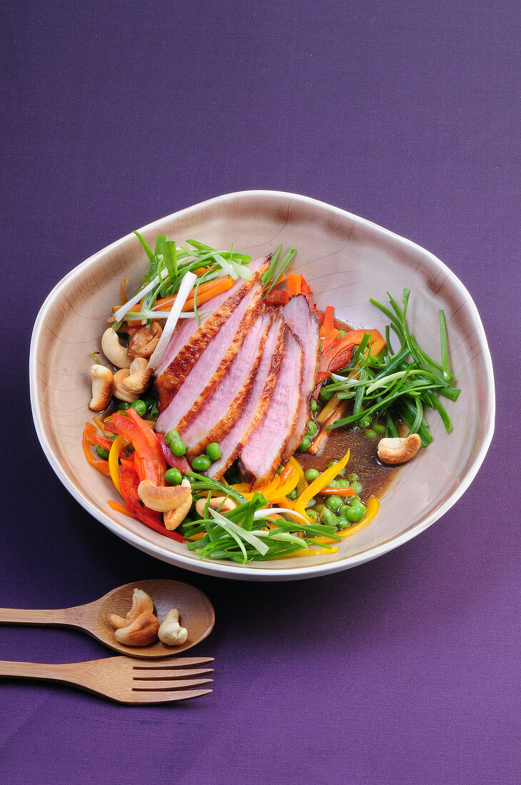 Wok, Knusperente auf Gemüse mit Sauce und Cashewkerne