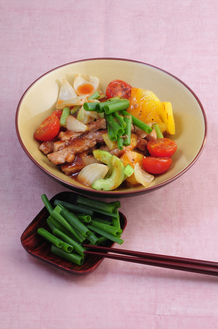 Wok, Schweinefleisch süßsauer mit Gurke, Tomate, Zwiebel, Ananas