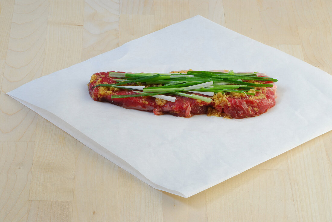 Wok, Rindfleisch in Papier: Fleisch u. Gemüse auf Papier, Step 1