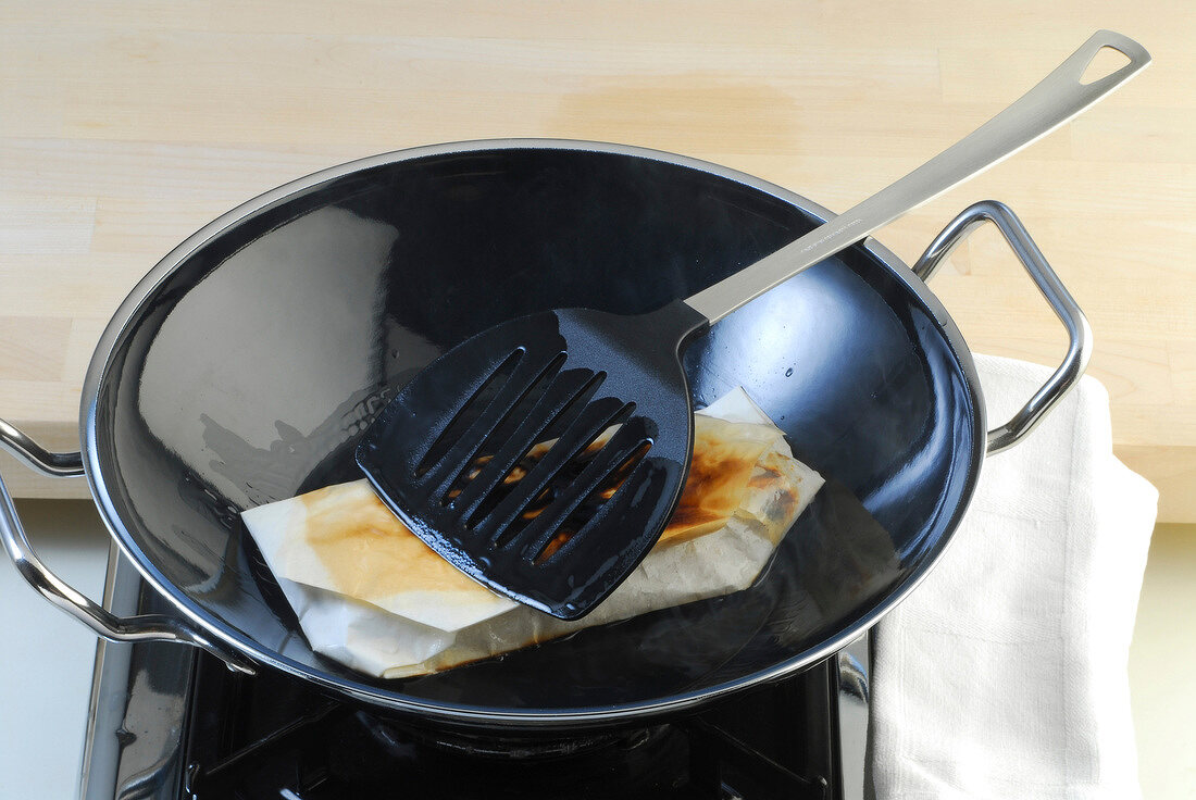 Wok, Rindfleisch in Papier: Fleischpäckchen im Wok braten, Step3