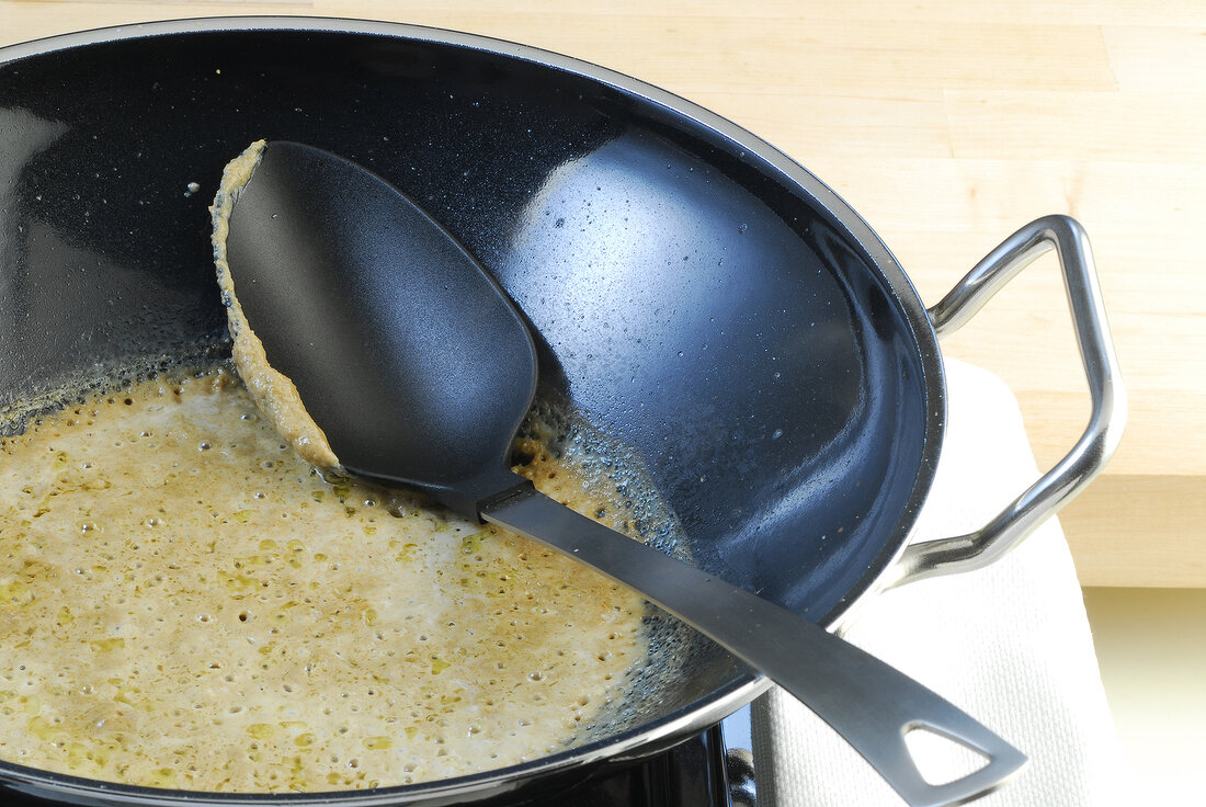 Wok, Grünes Curry: Kokossahne, Currypaste im Wok köcheln, Step 3