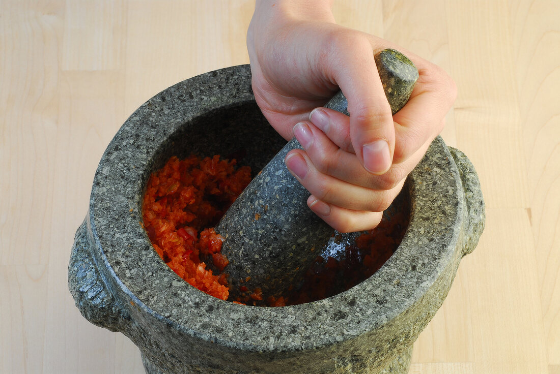 Wok, Hähnchen-Curry: Gewürze im Mörser zerstampfen, Step 5