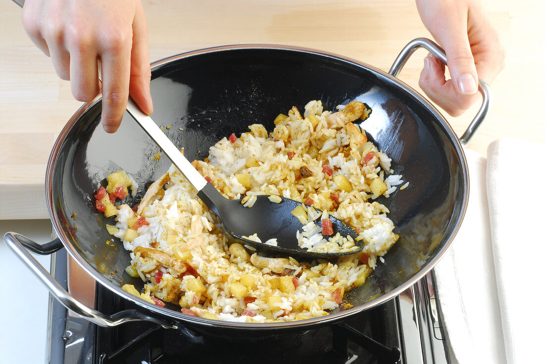 Wok, Thailändischer Ananasreis Reis u. Gemüse im Wok braten, Step 5