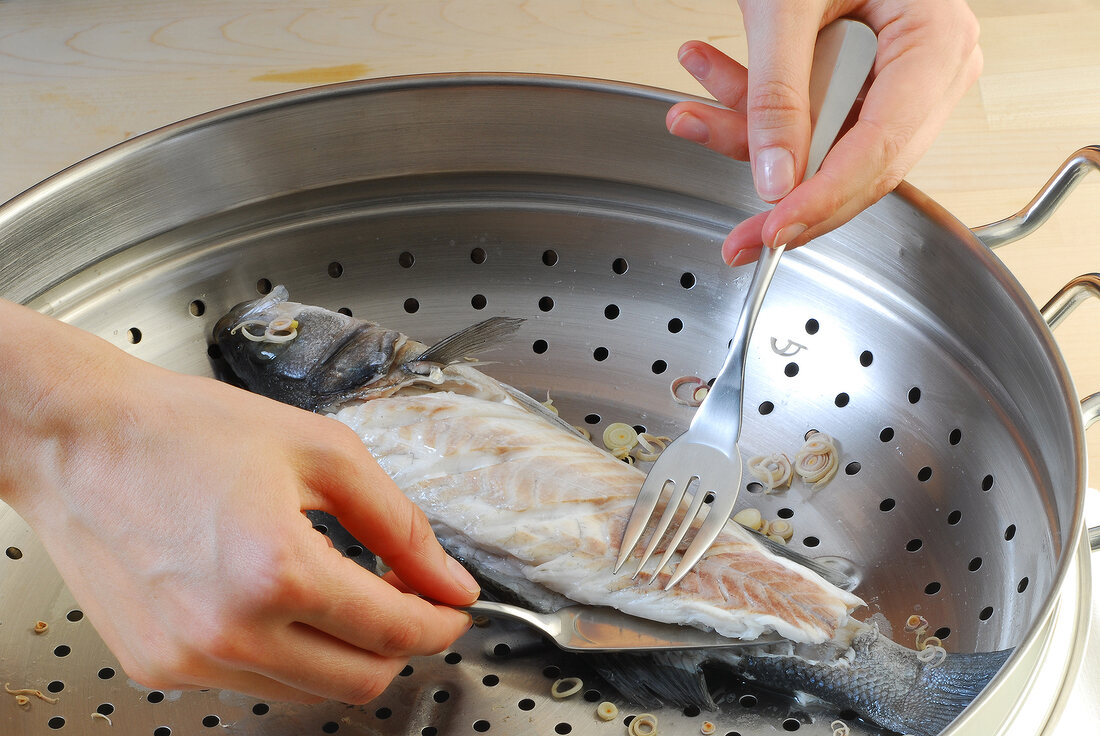 Wok, Zitronengras-Wolfsbarsch: Haut vom Fisch ziehen, Step 5