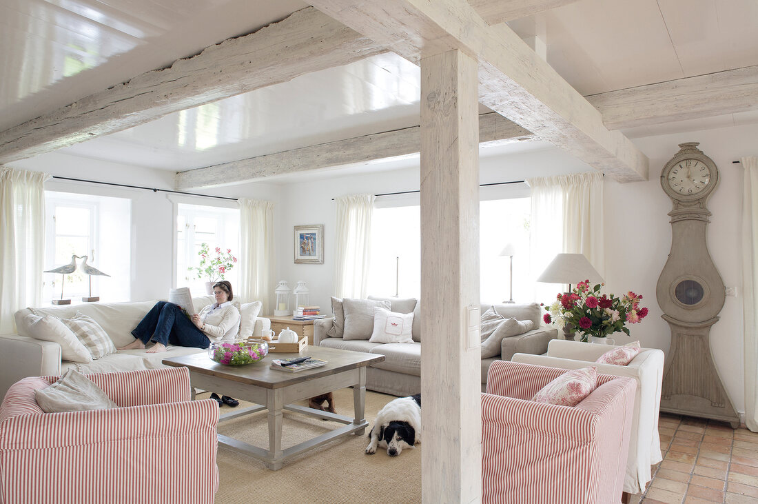 Wohnzimmer hell, Fenster, Holzbalken ländlich