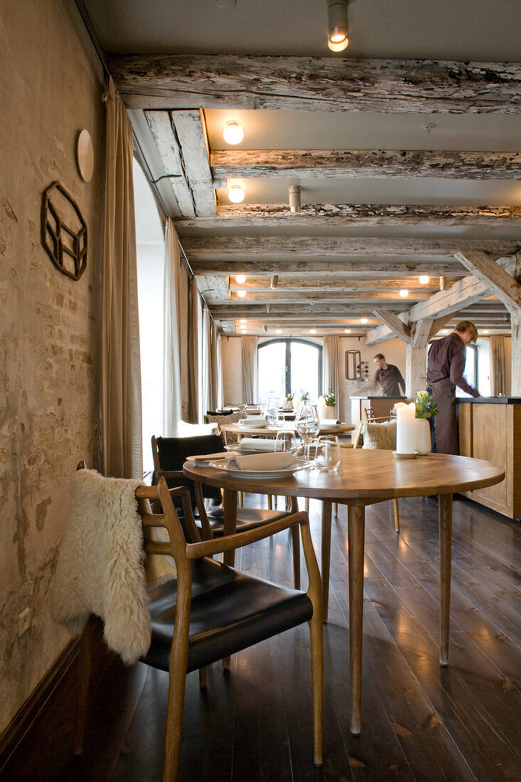 2 Stühle am gedeckten Tisch im Rest- aurant Noma in Kopenhagen