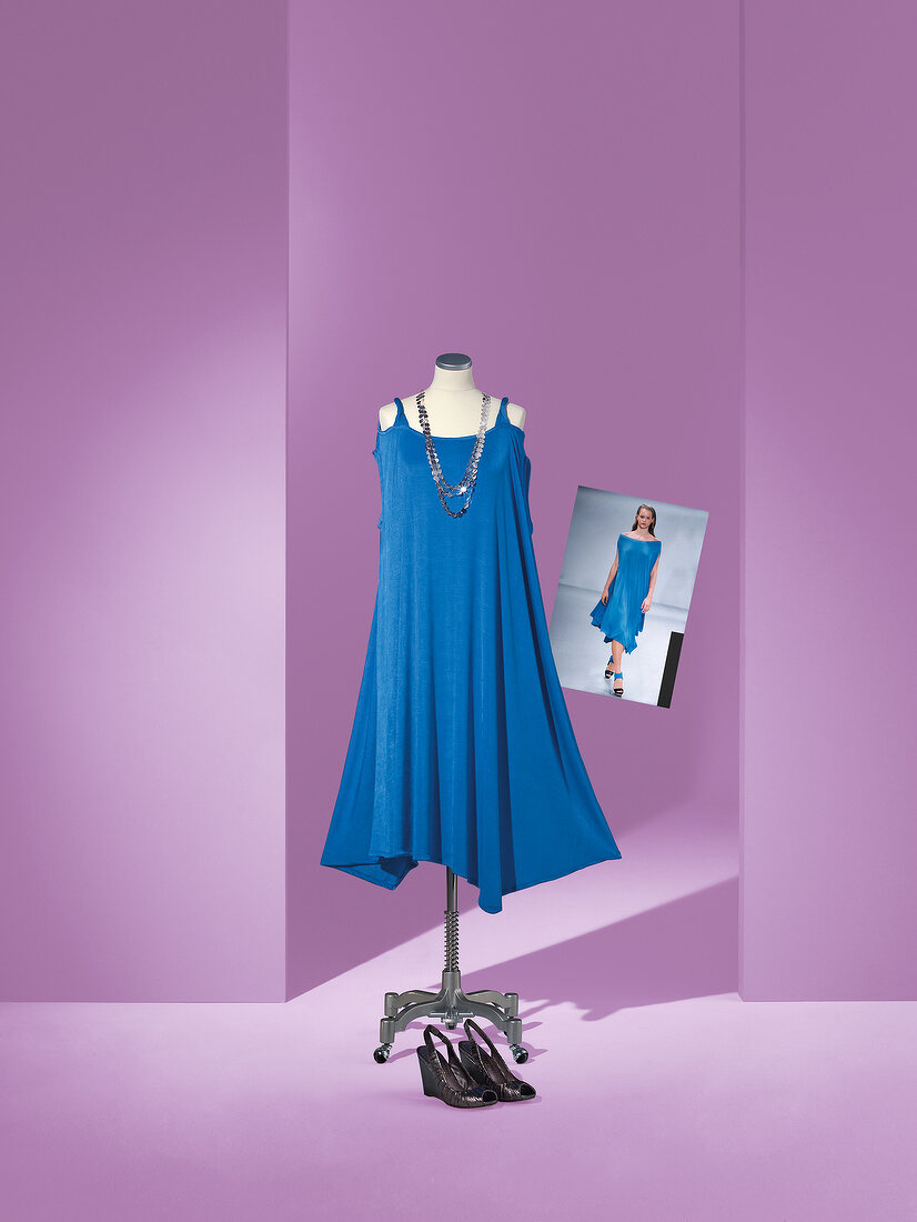 Schneiderpuppe: Jerseykleid blau und Pumps