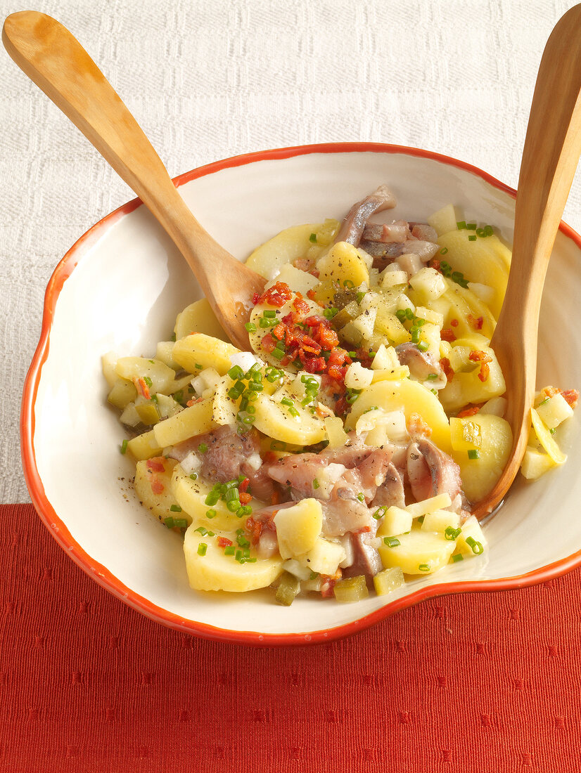 Omas Küche, Schlesischer Kar- toffelsalat mit Matjes, Speck, Gurke