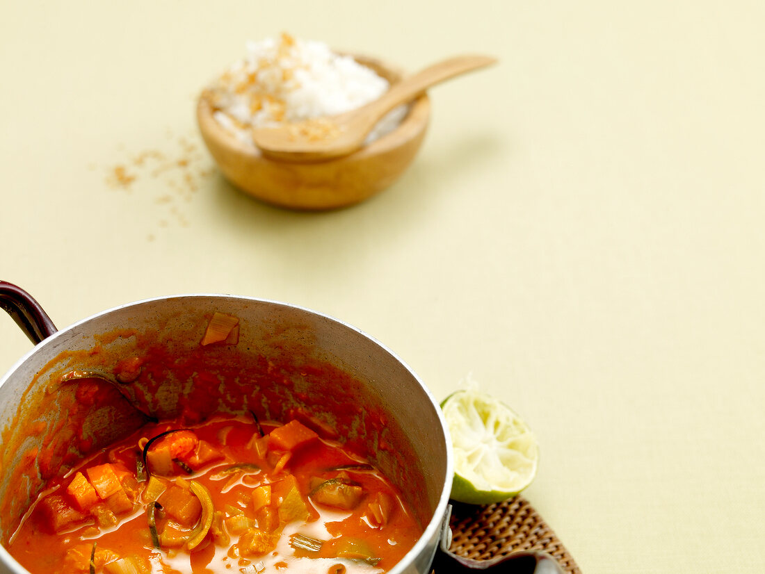 Leichte Saucen, Currysauce mit Kokosmilch im Topf, Limette