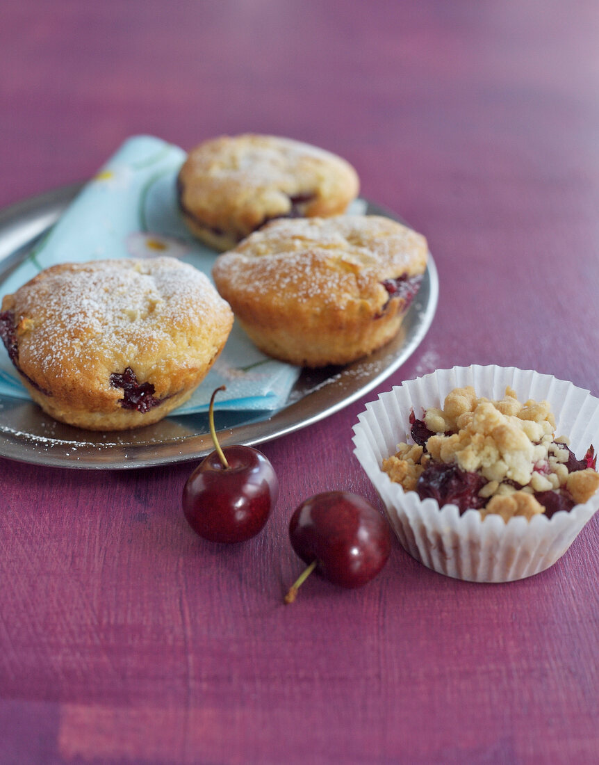 50 Muffins, Preiselbeer-Birnen und Kirsch-Crumble-Muffins