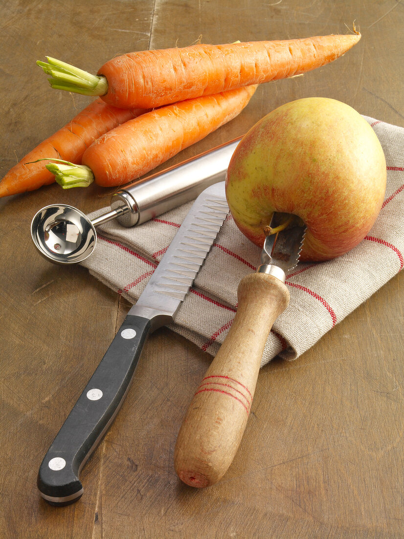Omas Küche, Kugelausstecher, Messer, Bohrer im Apfel, Möhren