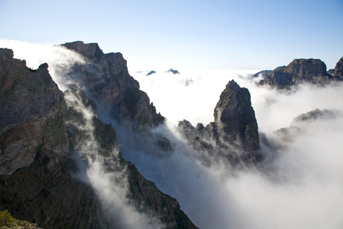 Madeira: Berge versunken im Nebel, Himmel blau