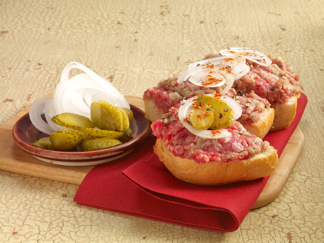 Omas Küche, Hamburger Mett- brötchen mit Zwiebeln und Gurken