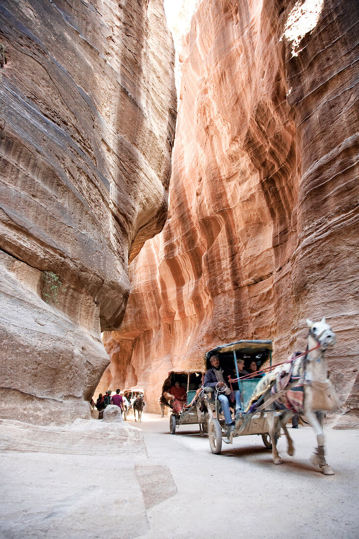 Schlucht in Felsenstadt Petra, Menschen in Kutsche