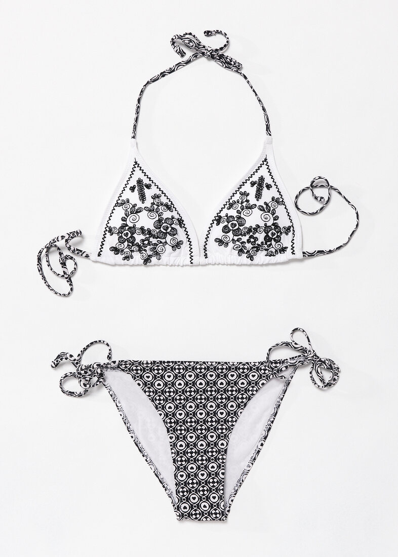 Freisteller: Triangel-Bikini mit Strickmuster, schwarz-weiß