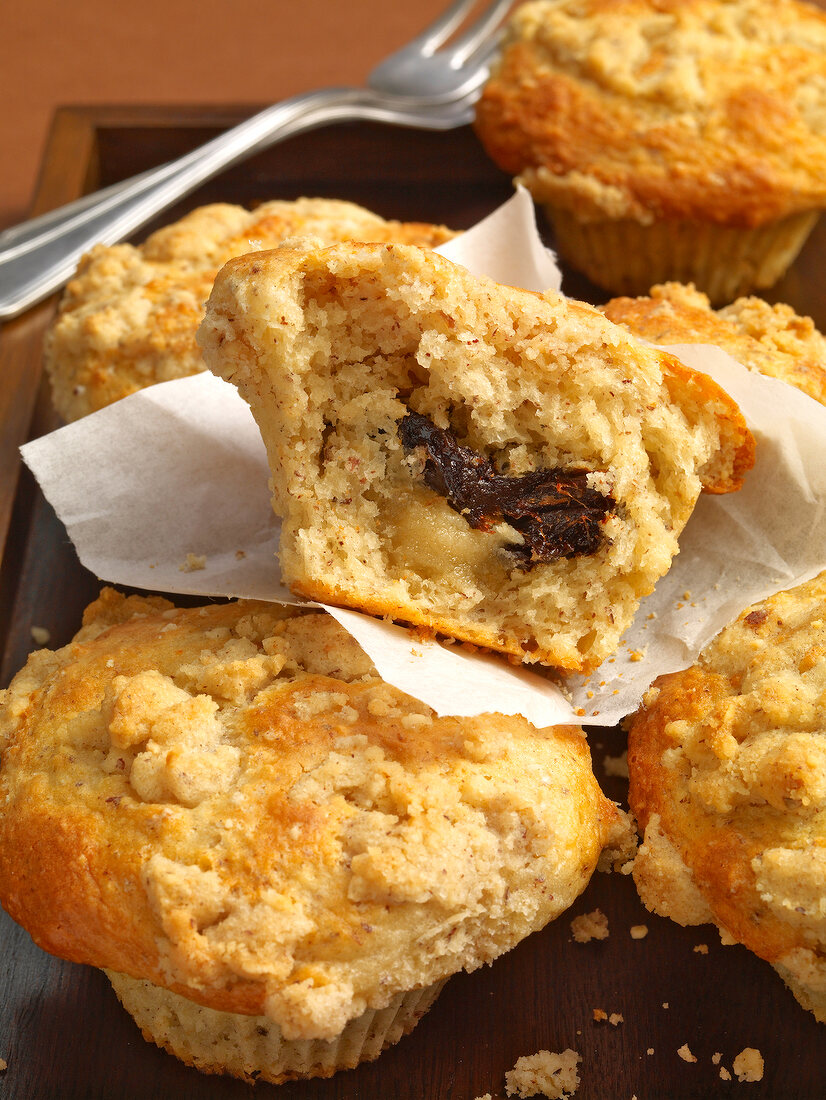Muffins, Pflaumen-Muffins mit Streuseln, Marzipan und Nüsse