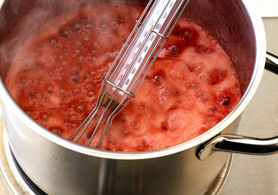 Pralinen, Erdbeergelee-Würfel: Erdbeerpüree kochen, Step 2