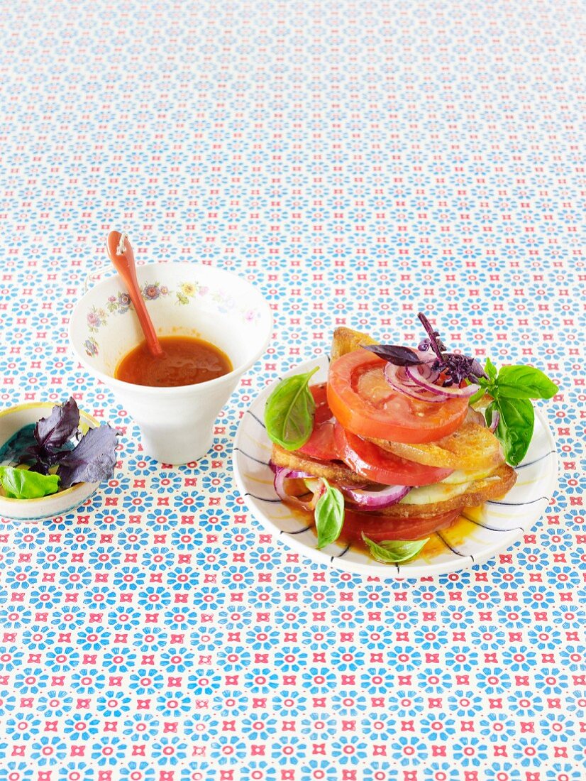 Geschichteter Tomaten-Brot-Salat mit Zwiebeln und Basilikum