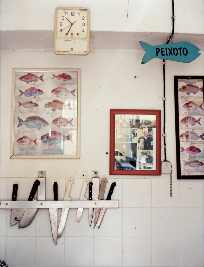 Portugal: Fischmarkthalle, Wanduhr, Bilder, Messer