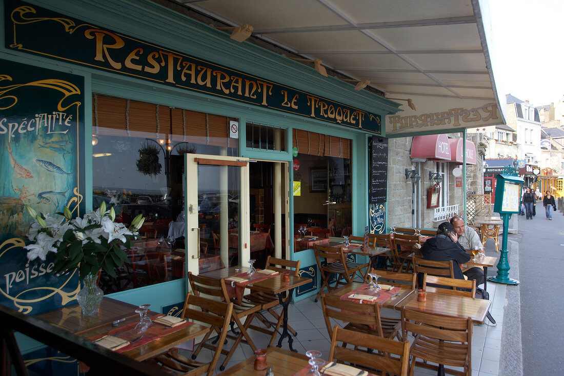 Restaurant Le Troquet, Tische, Stühle, draußen, Gäste, Bretagne