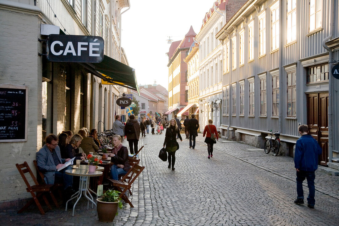 Straßencafé in Göteborg, Altstadt, Gasse, Kopfsteinpflaster, Schweden
