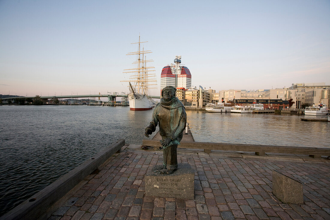 Statue von Evert Taube, Hafen von Eino Hanski, Göteborg, Segelschiff
