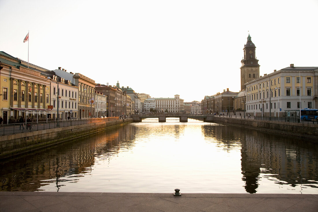 Altstadt von Göteborg, Hafenkanal, Brücke, Kirchturm