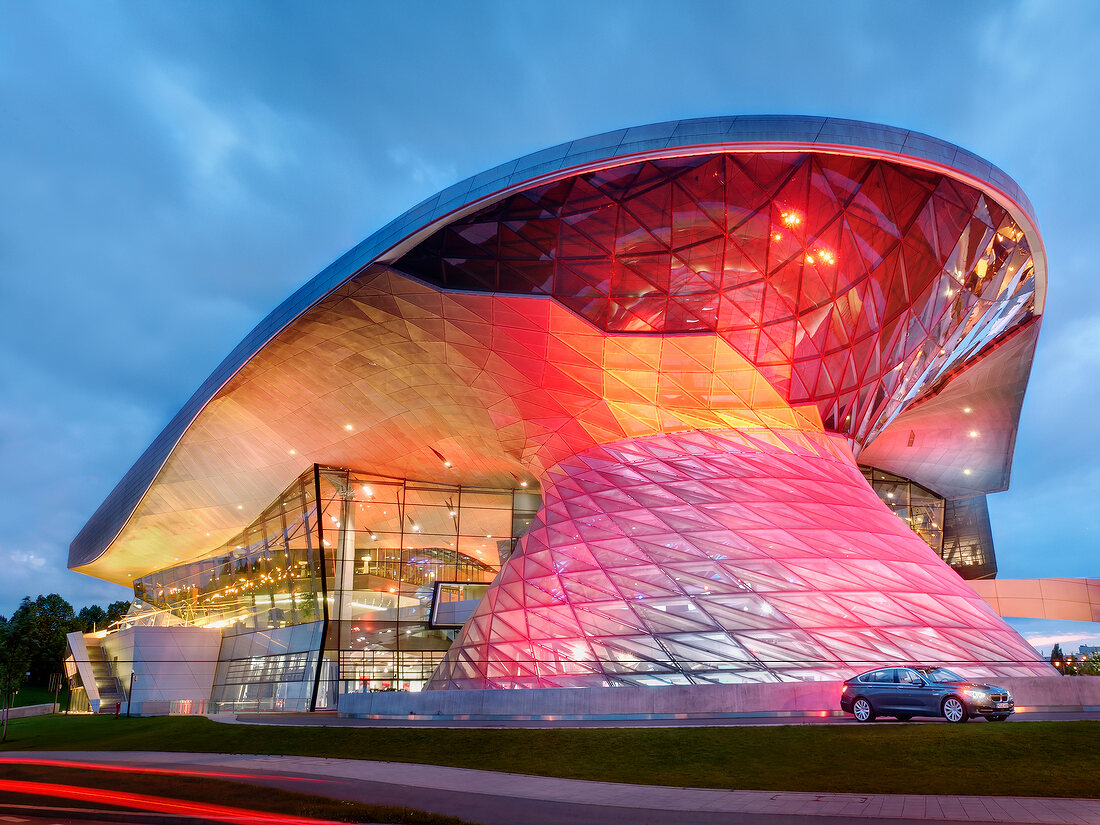 Bunte Glasfassade der BMW Welt in München im Abendlicht, Gran Turismo