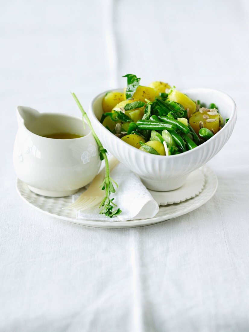 Sommerlicher Kartoffelsalat mit grüne Bohnen und Sonnenblumenkernen