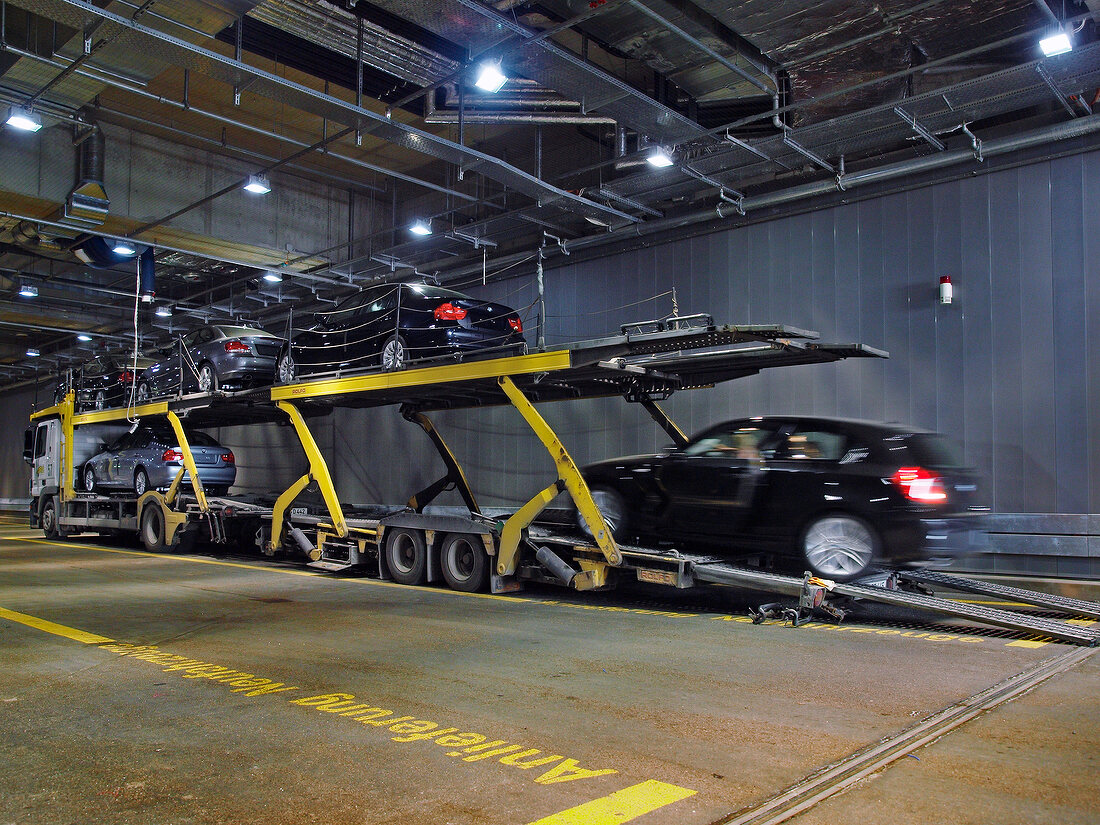 Auto fährt auf Autotransporter, Ladehof, BMW Welt München