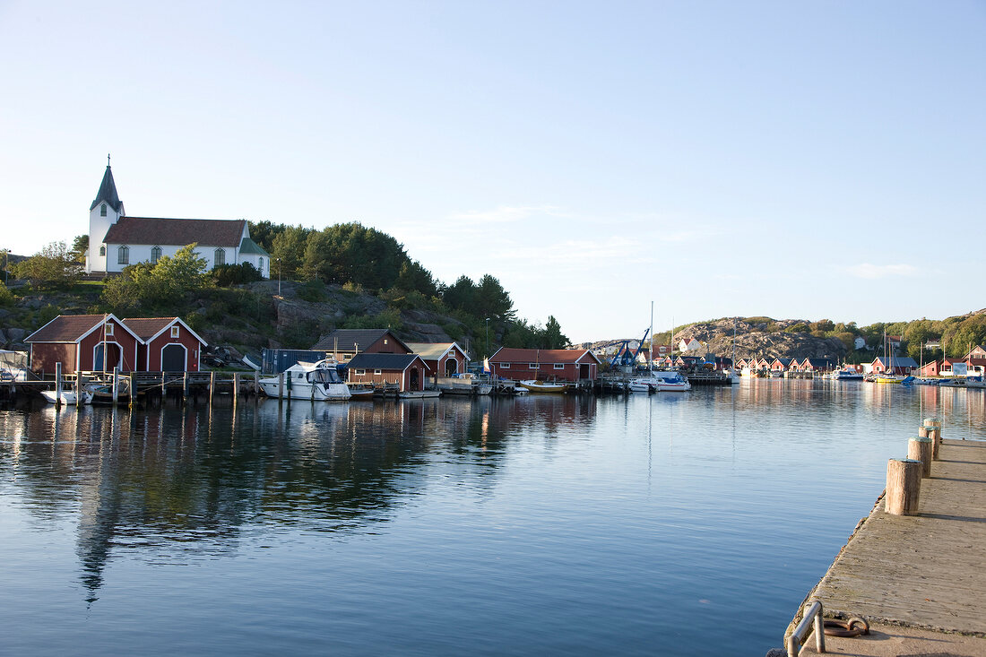 Schweden, Hamburgsund, Hafen, Bootshäuser, Kirche, Bootsanleger.