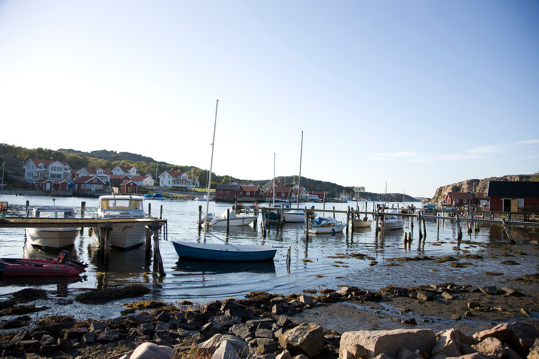 Schweden, Hamburgsund, Boote, Ebbe, Steg, Häuser im Hintergrund.